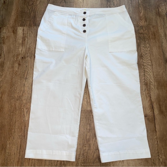 Boden White Capris with Button Detail - Picture 4 of 12